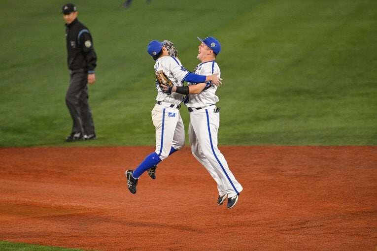 日本シリーズ第6戦、ベイスターズ優勝が決まった瞬間。牧秀悟（右）と森敬斗がジャンプハグするまでの連続写真（1枚目／全5枚）©︎Nanae Suzuki