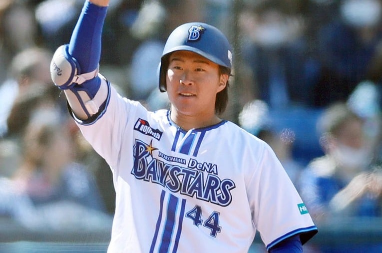 徳島商から東洋大を経て、2023年ドラフト4位でDeNAに入団した石上泰輝。右投げ左打ちの原石は今季、どんな輝きを見せてくれるか ／ photograph by JIJI PRESS