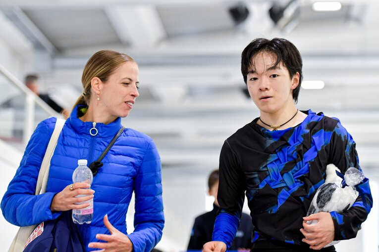 ロンバルディアトロフィーの練習でコストナー（左）のレッスンを受けた鍵山　©︎AFLO