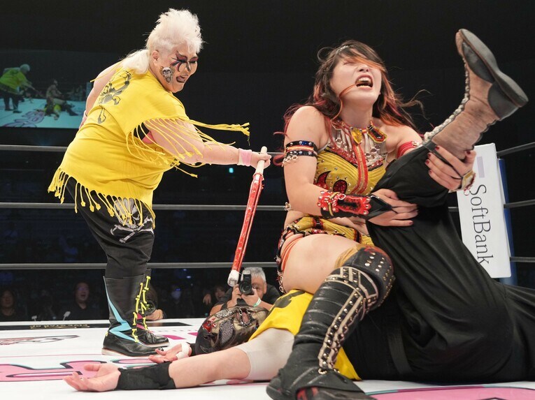 ダンプ松本は林下詩美に竹刀攻撃