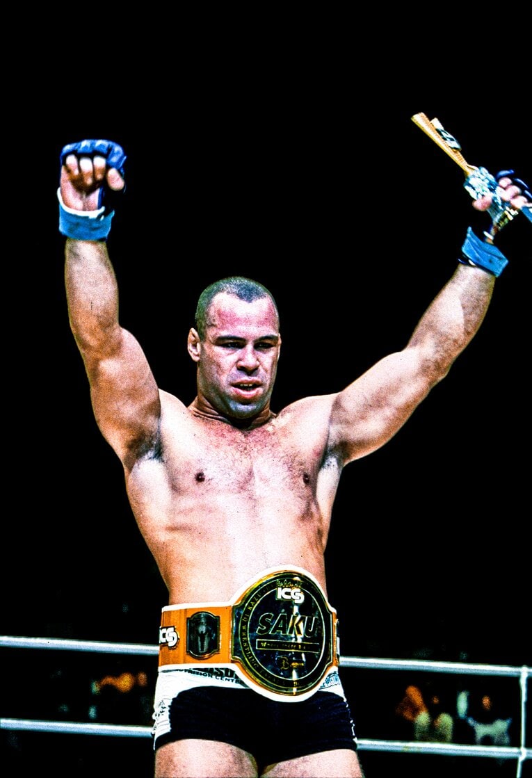 勝利したシウバは桜庭の自作ベルトを奪って歓喜のポーズ