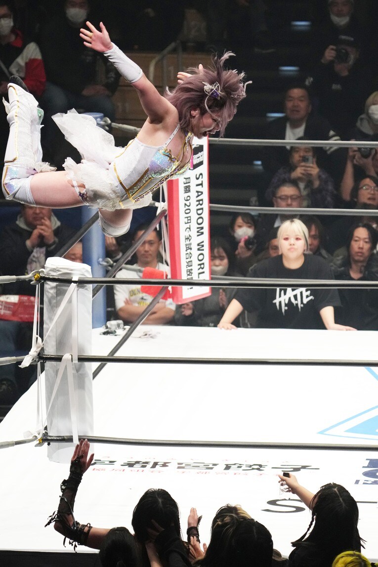 場外にプランチャを放つ中野たむ　©Masashi Hara