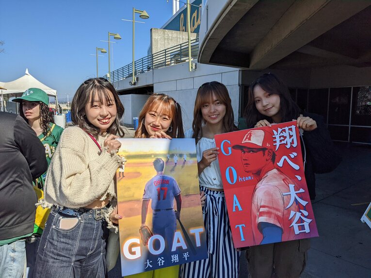 入場を待つ時間で出会った留学生グループ　©Aki 