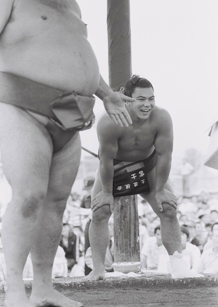 地元の子供たちに稽古をつける千代の富士　©BUNGEISHUNJU