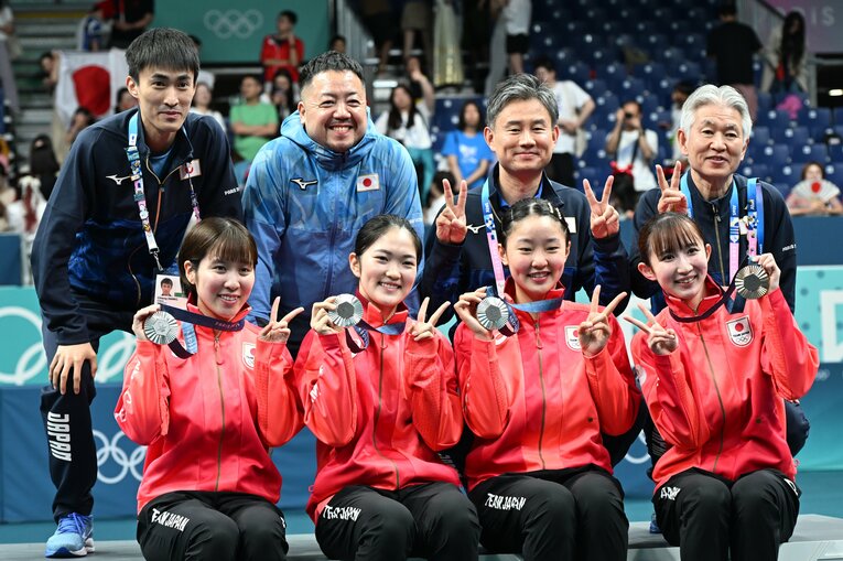 4人でメダルをかけて写真を　©Naoya Sanuki/JMPA