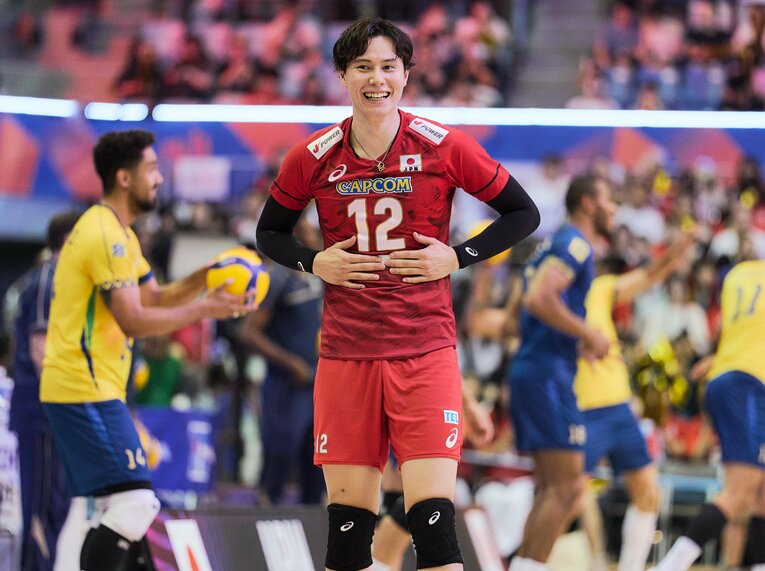 「12番」の下に貼った白いテープを気にする高橋藍　©︎Yuki Suenaga