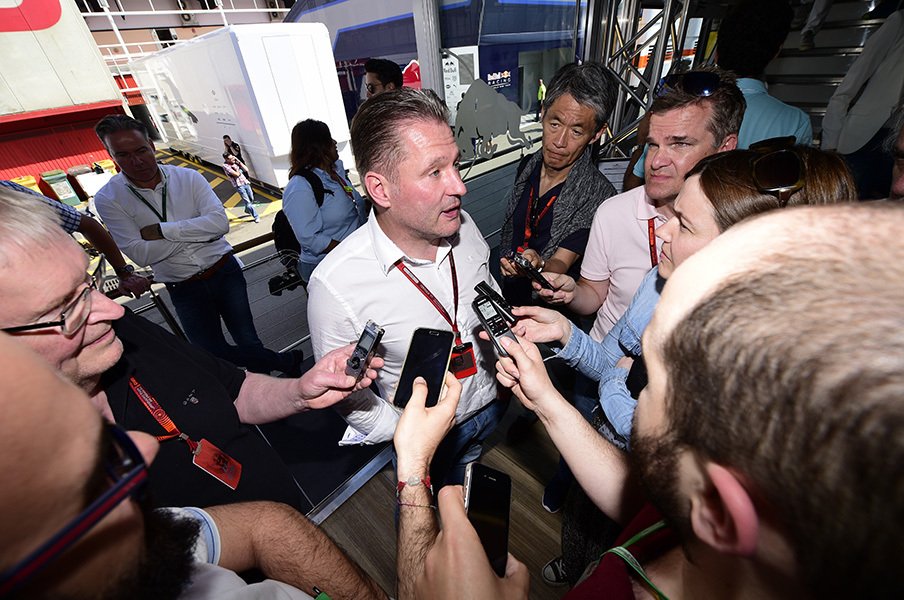 父ヨス・フェルスタッペンに捧ぐ――。F1史上最年少優勝の息子と父の物語。<Number Web> photograph by Hiroshi Kaneko