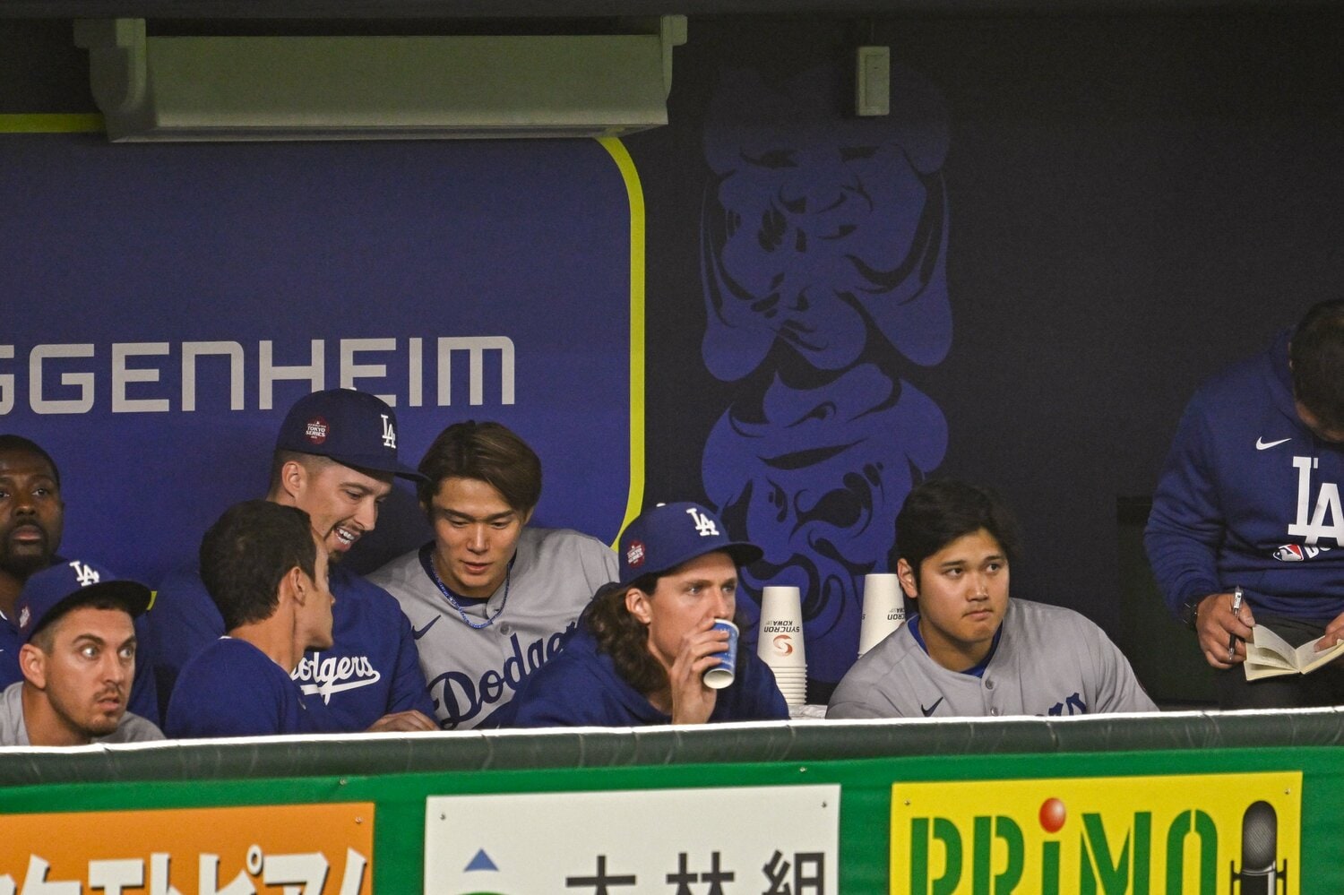 ドジャースベンチで談笑する、右から大谷、グラスノー、山本、スネルというスーパーピッチャーの面々。ただ、昨年はこの中の誰もフルシーズン投げていないのも事実だ　©Nanae Suzuki