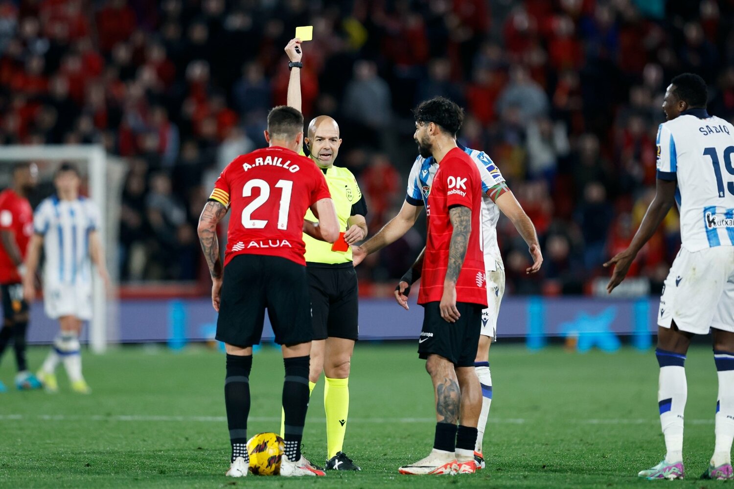 判定に苛立つマジョルカのライージョら。サディクらソシエダ勢も納得いっていない感がありありと