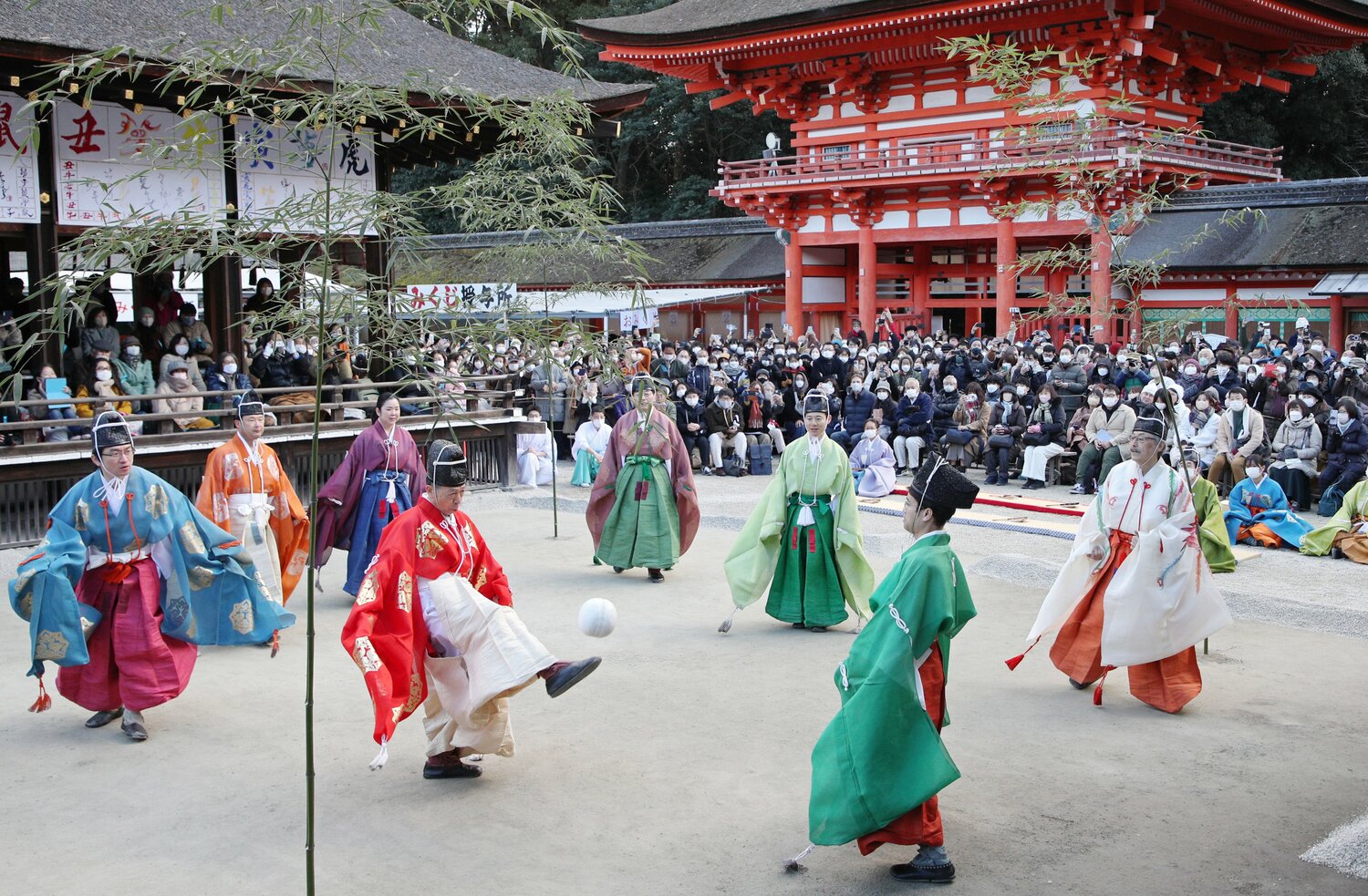 2023年、下鴨神社で行われた「蹴鞠」。チアゴ記者は白峯神宮の見学に訪れて感銘を受けたそうだ　©JIJI PRESS