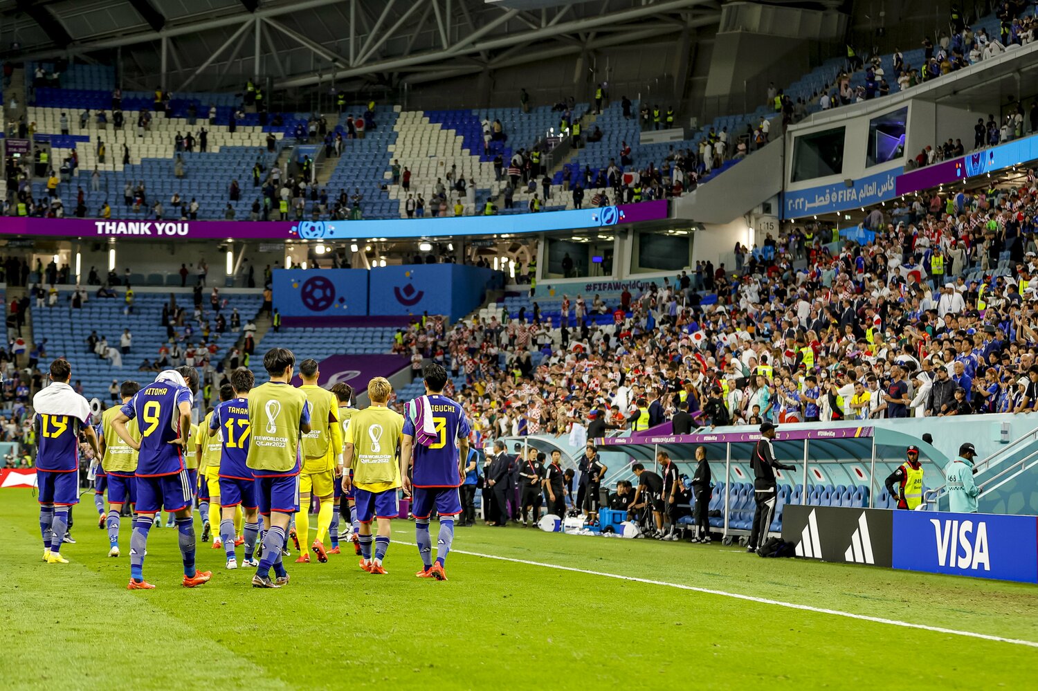 PK戦でクロアチアに敗れた悔しさを噛み締めながら引き上げる日本の選手たち　©Kiichi Matsumoto/JMPA