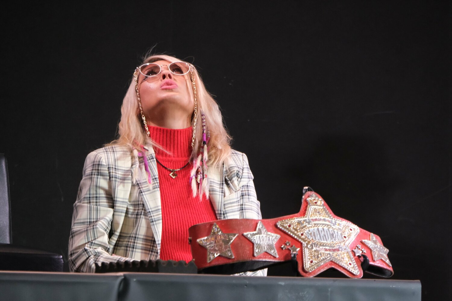 調印式の壇上で涙を浮かべ、ジュリアは天井を見上げた