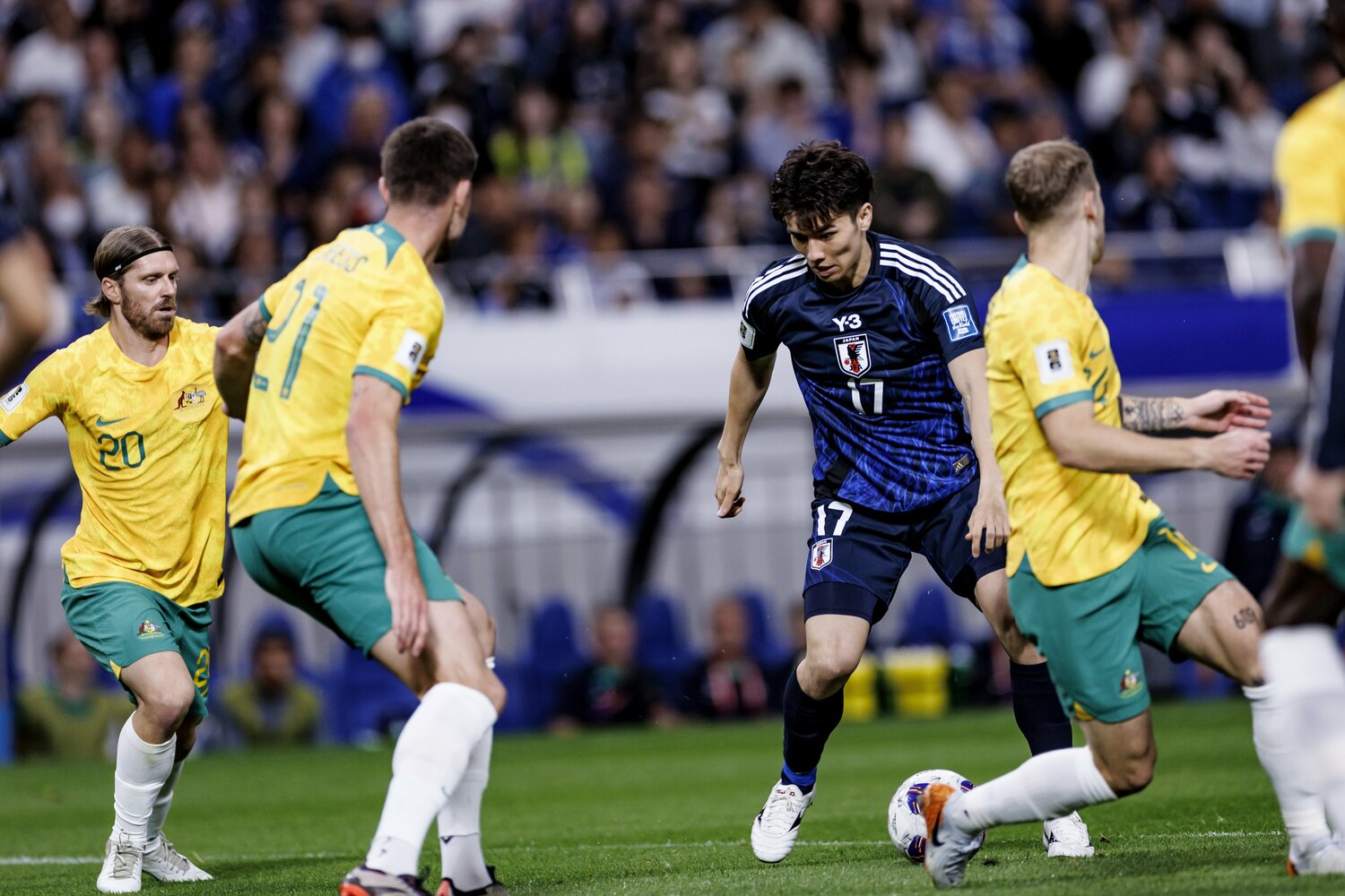 オーストラリアは自陣を固めて守る戦法をとった　©Kiichi Matsumoto