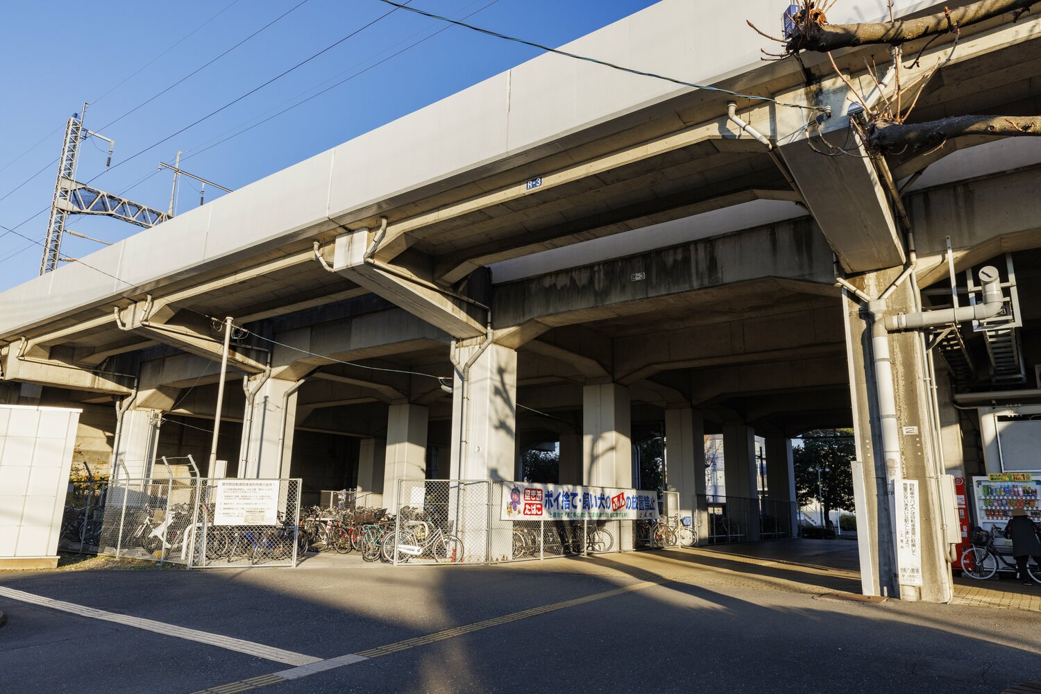 高架下には駐輪場が広がっていた