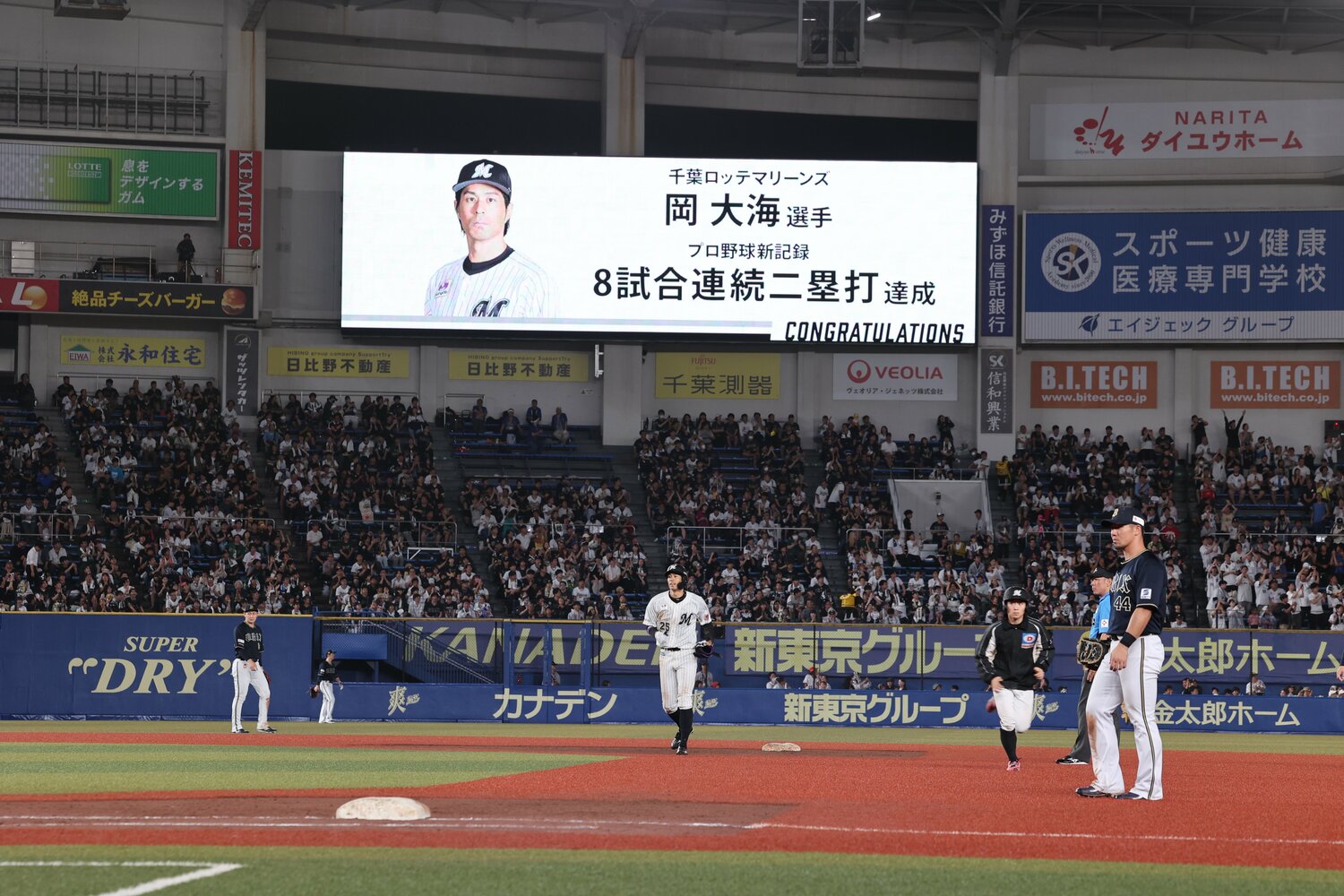二塁打を放ち新記録を達成した岡　©︎Chiba Lotte Marines