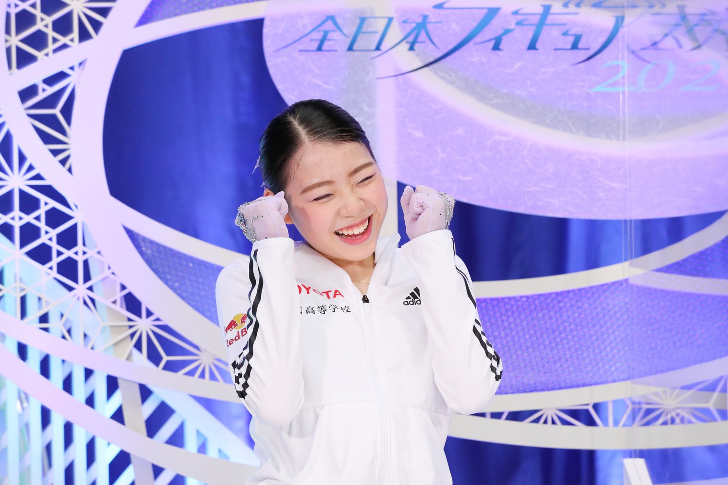 ガッツポーズをする紀平　(C)Naoki Nishimura/AFLO SPORT