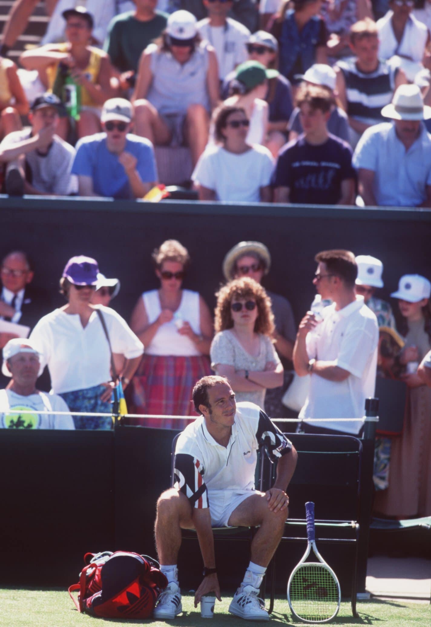 1995年ウィンブルドンを戦うタランゴ。試合を放棄したタランゴの妻が、帰り際に審判員にビンタ　©Getty Image