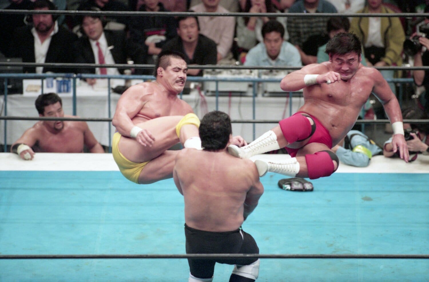 武藤＆馳にドロップキックを喰らうスーパー・ストロング・マシン　©︎東京スポーツ新聞社