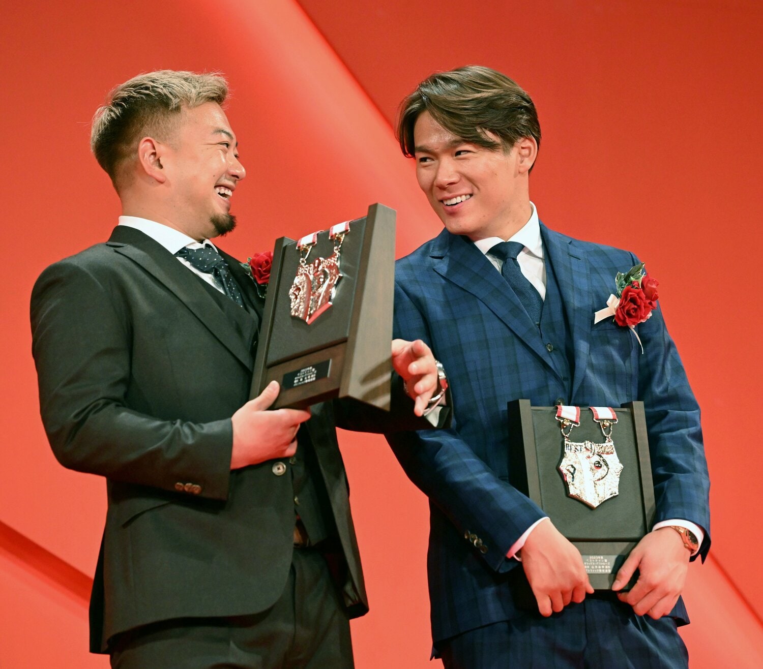 ベストナイン授賞式で森友哉（左）と談笑する山本由伸。投手最高額でのドジャース入りが報道されている　©︎JIJI PRESS