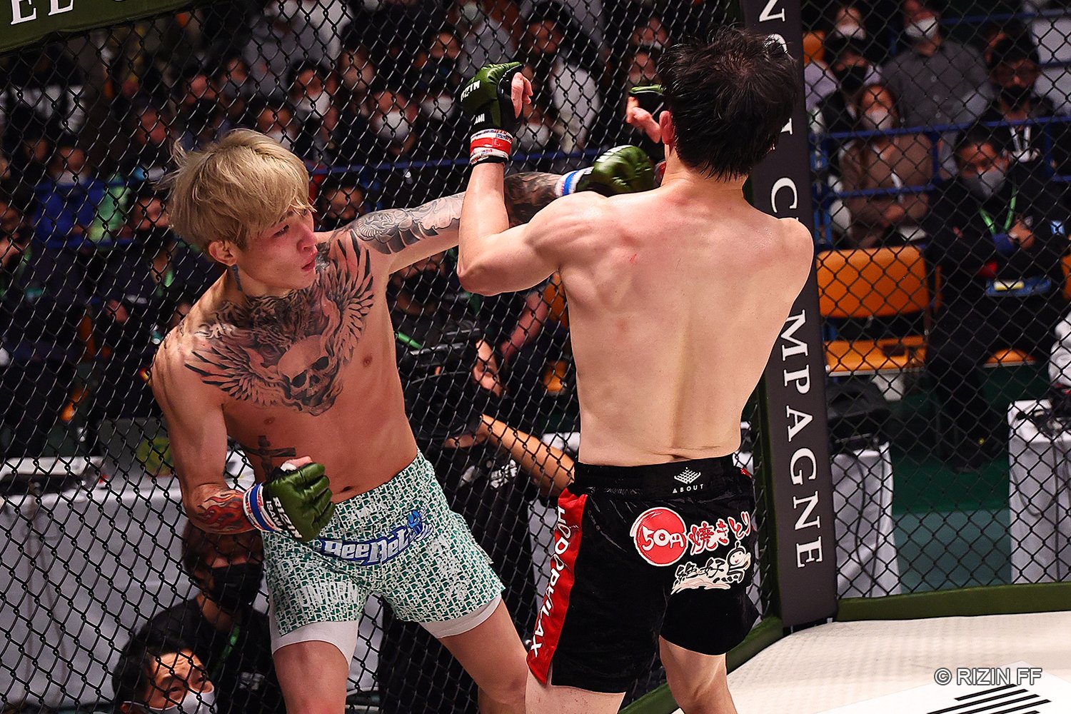 相手が踏み込んできたところにパンチ。平本の戦術は徹底していた　©RIZIN FF