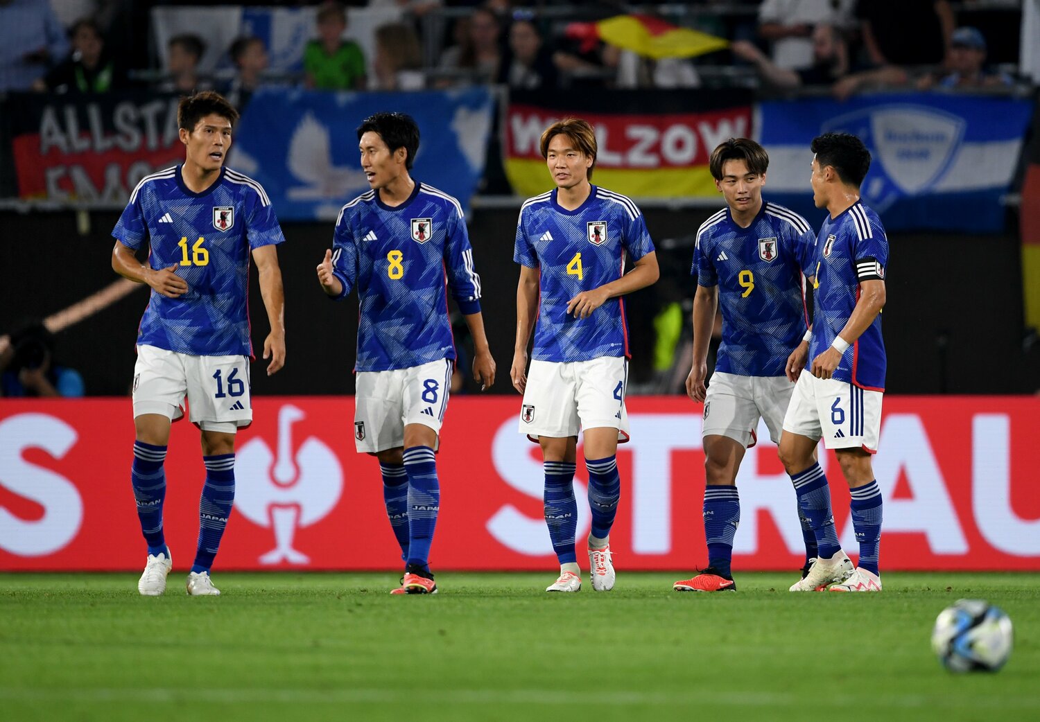 コミュニケーションを取り合う日本選手たち　©DPA/JIJI PRESS