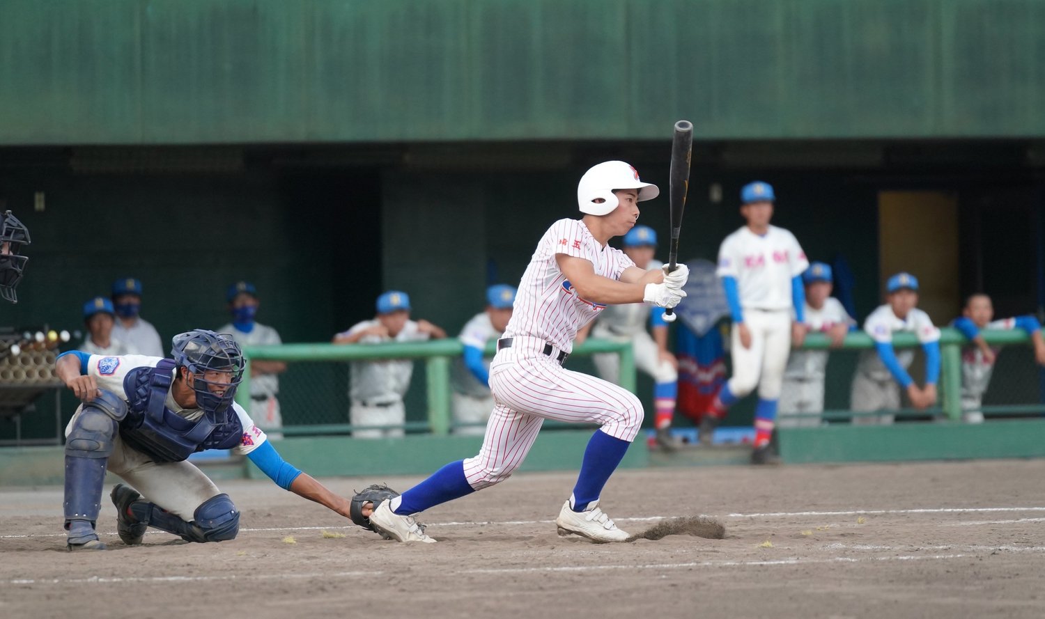7月22日埼玉大会5回戦、花咲徳栄対山村学園。9回ウラ、サヨナラ適時打を放つ山村学園・松野勇大（埼玉県営大宮公園野球場）　©Sankei Shimbun