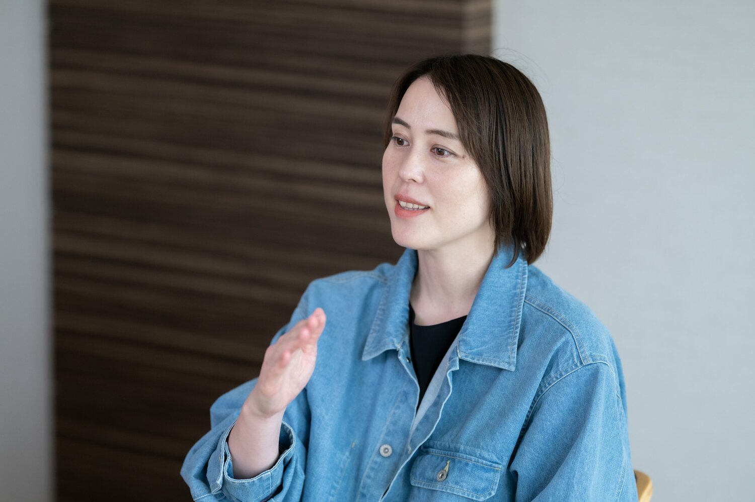インタビューに答える大山未希さん　©Miki Fukano
