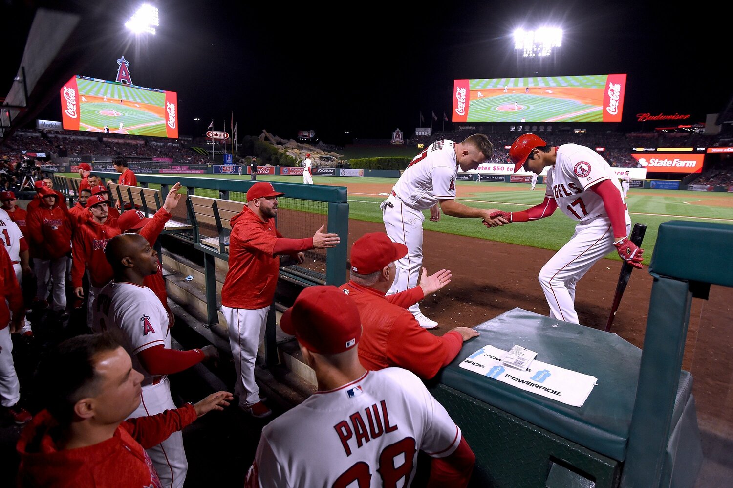 生還した大谷をベンチを出て祝福するトラウト。“お辞儀”のセレブレーションも恒例となった　©Getty Images