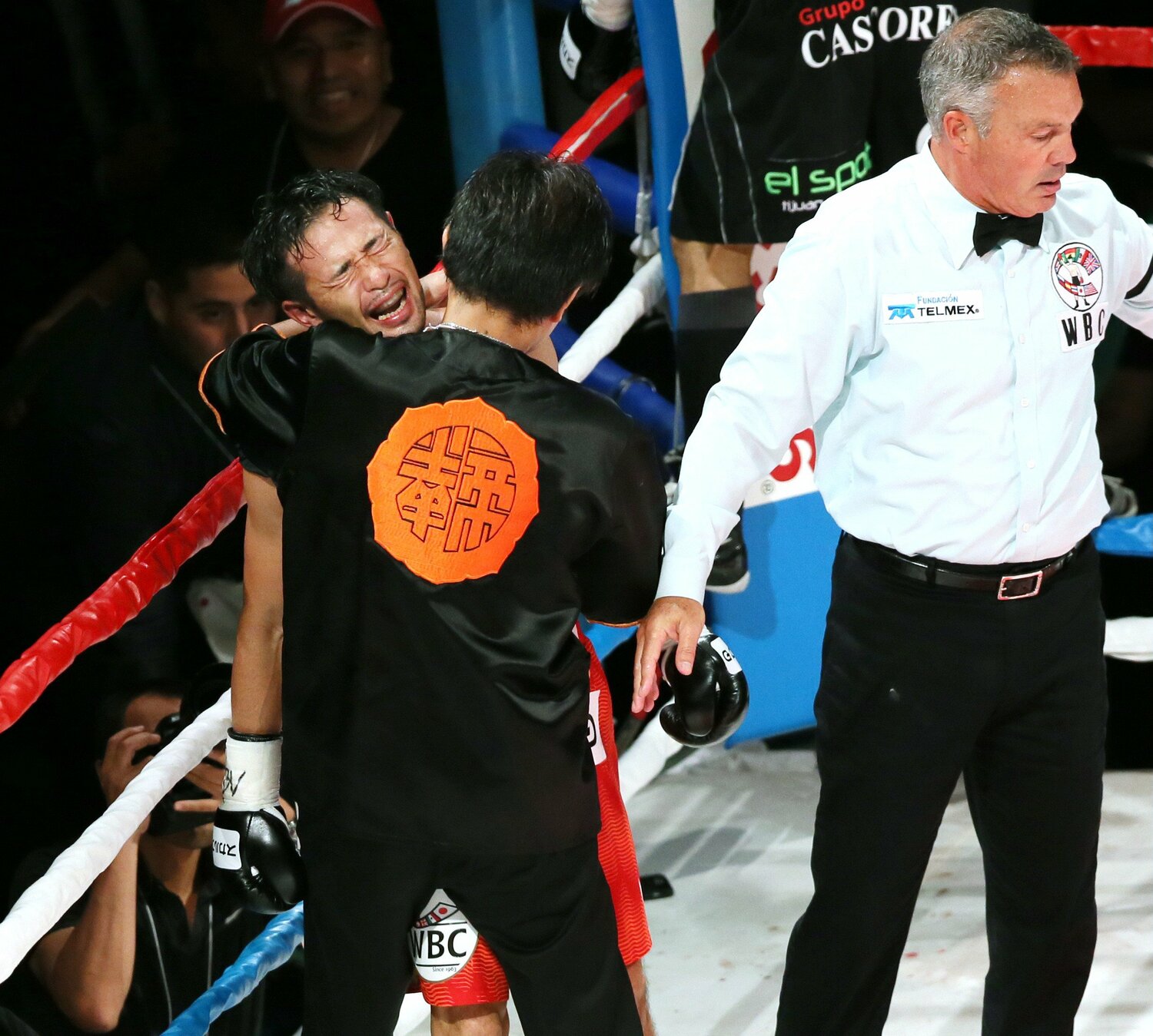 4回にトレーナーがタオルを持って飛び込んできた。山中は悔しそうな表情　©JIJI PRESS