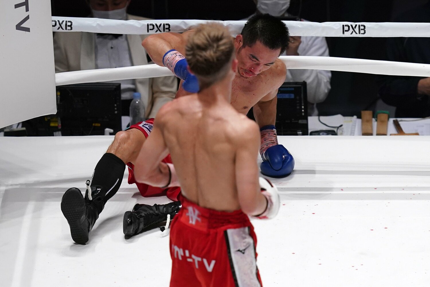 井上の強打をなんとかしのいでいだディパエンだが、8回ついに左フックでダウン。一度は立ち上がるも、直後にレフェリーが試合をストップした ©Getty Images