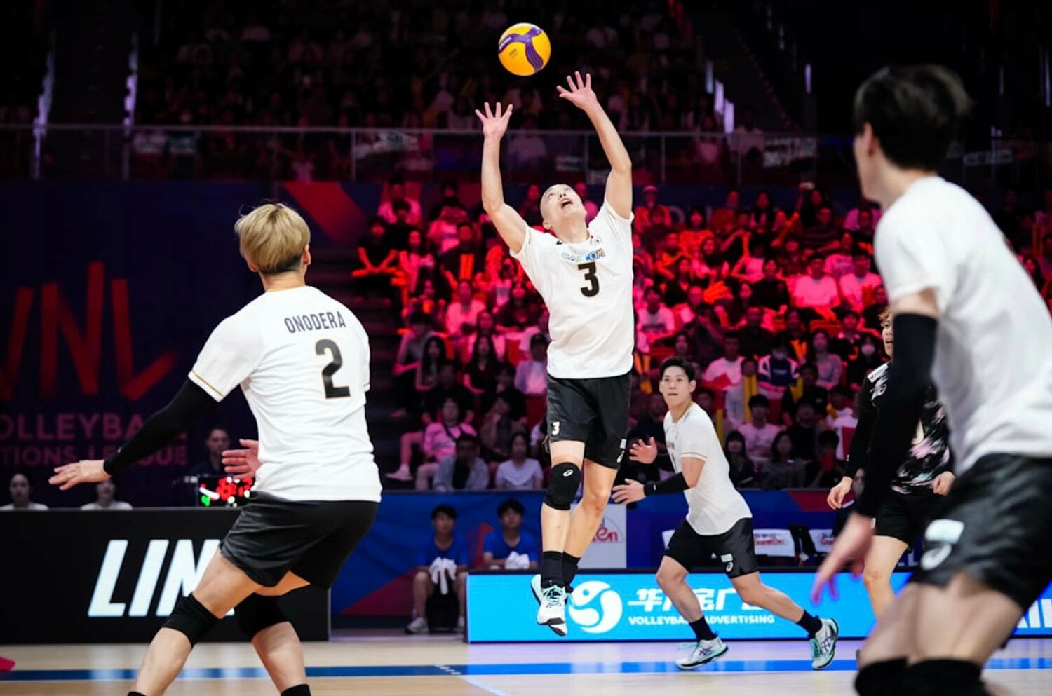 試合後は、部屋でもトスを確認し合い、コミュニケーションを深めたという深津と西田 ©︎Volleyball World