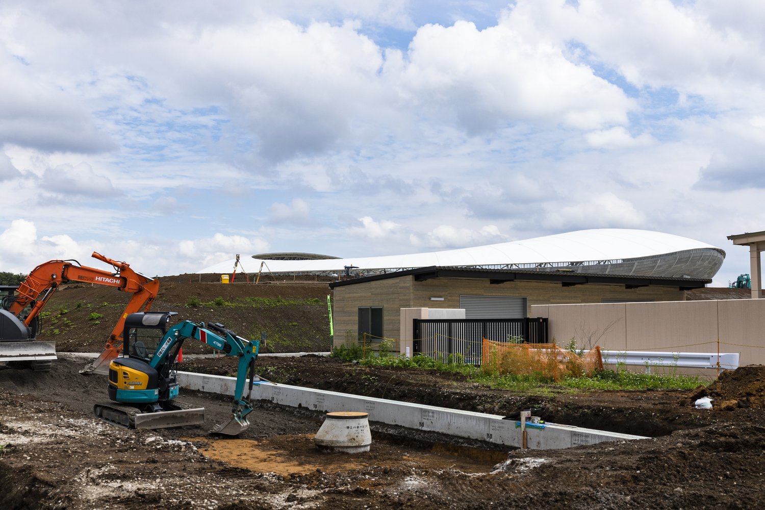 スタジアムの外ではまだ工事が続いているところも…