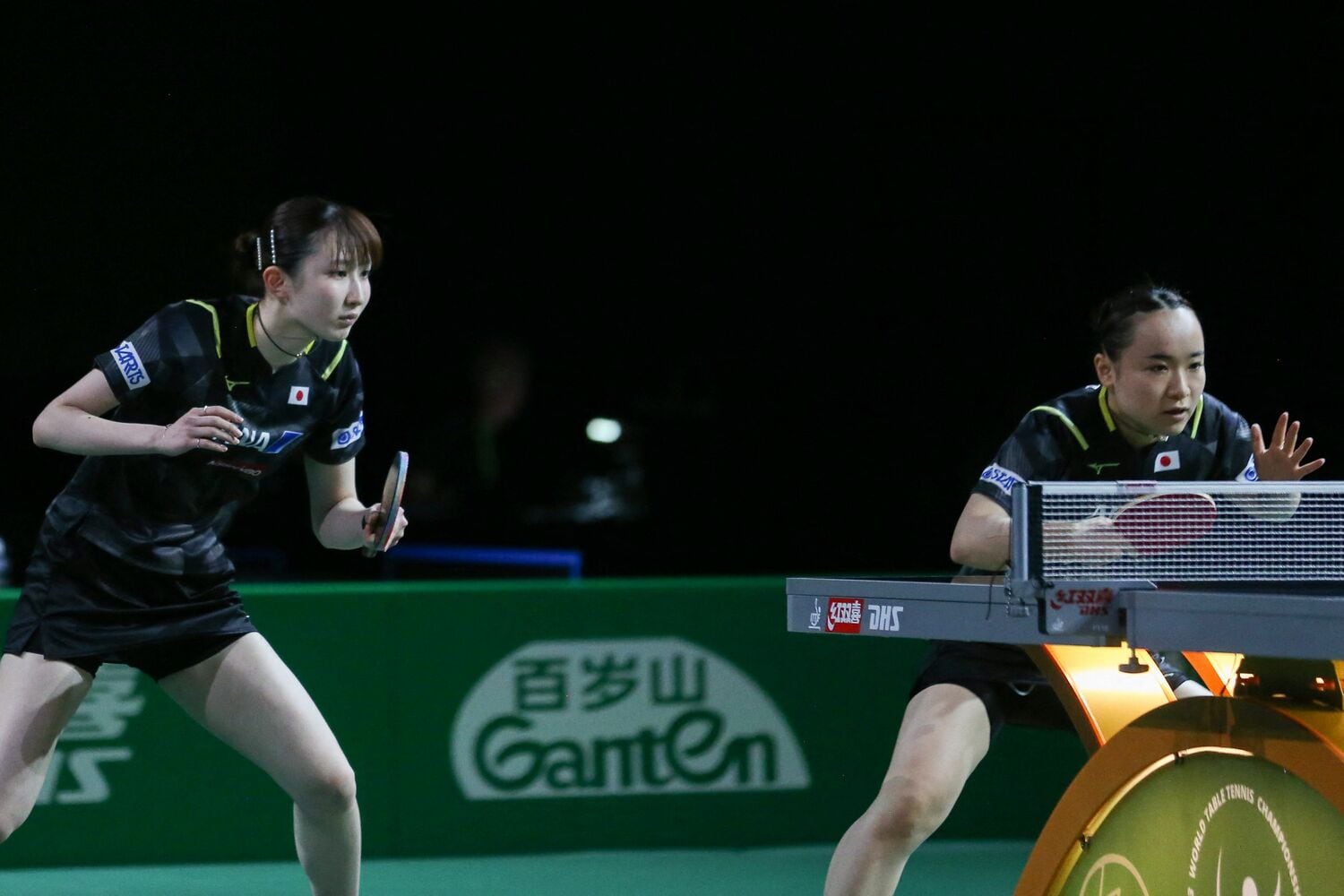 伊藤美誠とのダブルス。世界卓球では準々決勝で中国ペアに敗戦　©JIJI PRESS