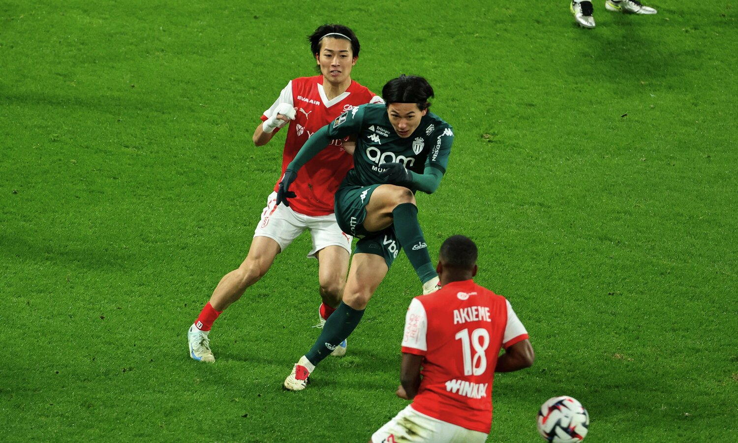 リーグアンでマッチアップする南野と中村敬斗　©Getty Images