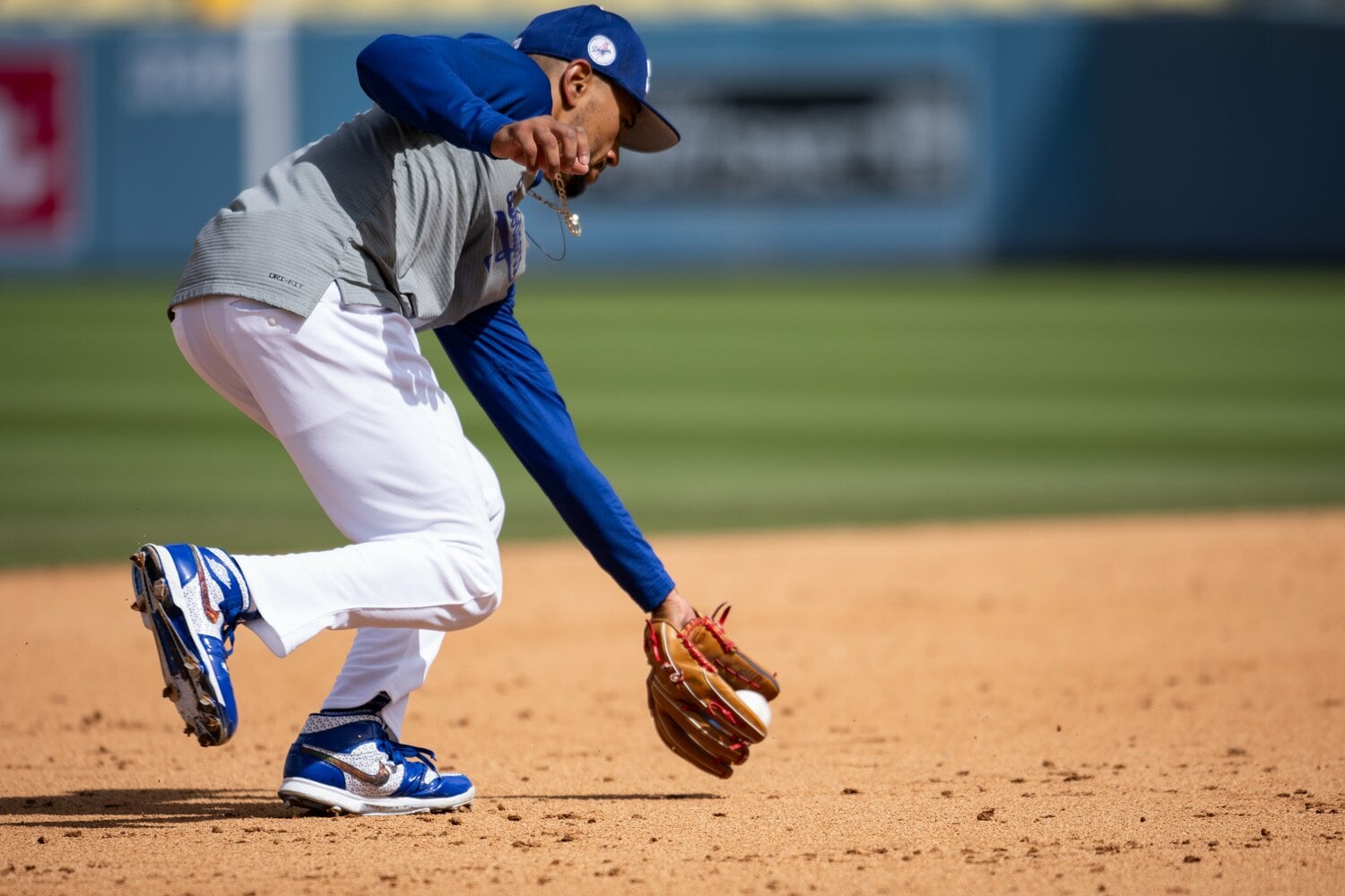 試合前、守備練習に励むベッツ ©Nanae Suzuki