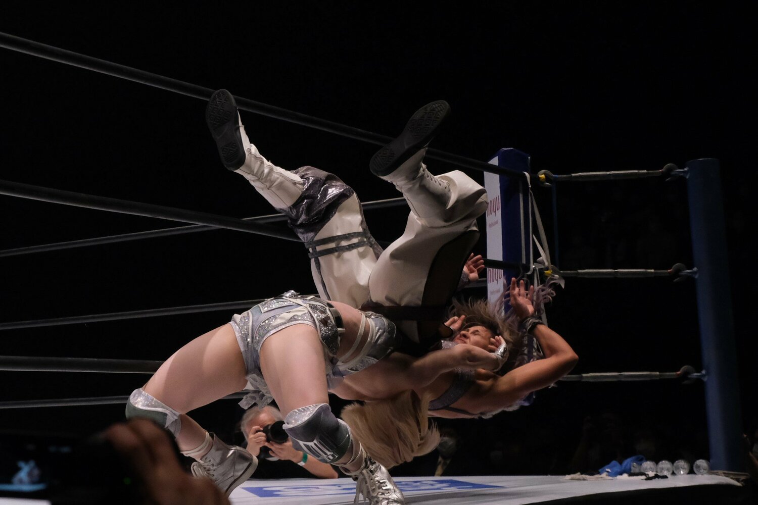 なつぽいは仲間だったはずのジュリアをジャーマン・スープレックスで投げ捨てた　©Norihiro Hashimoto