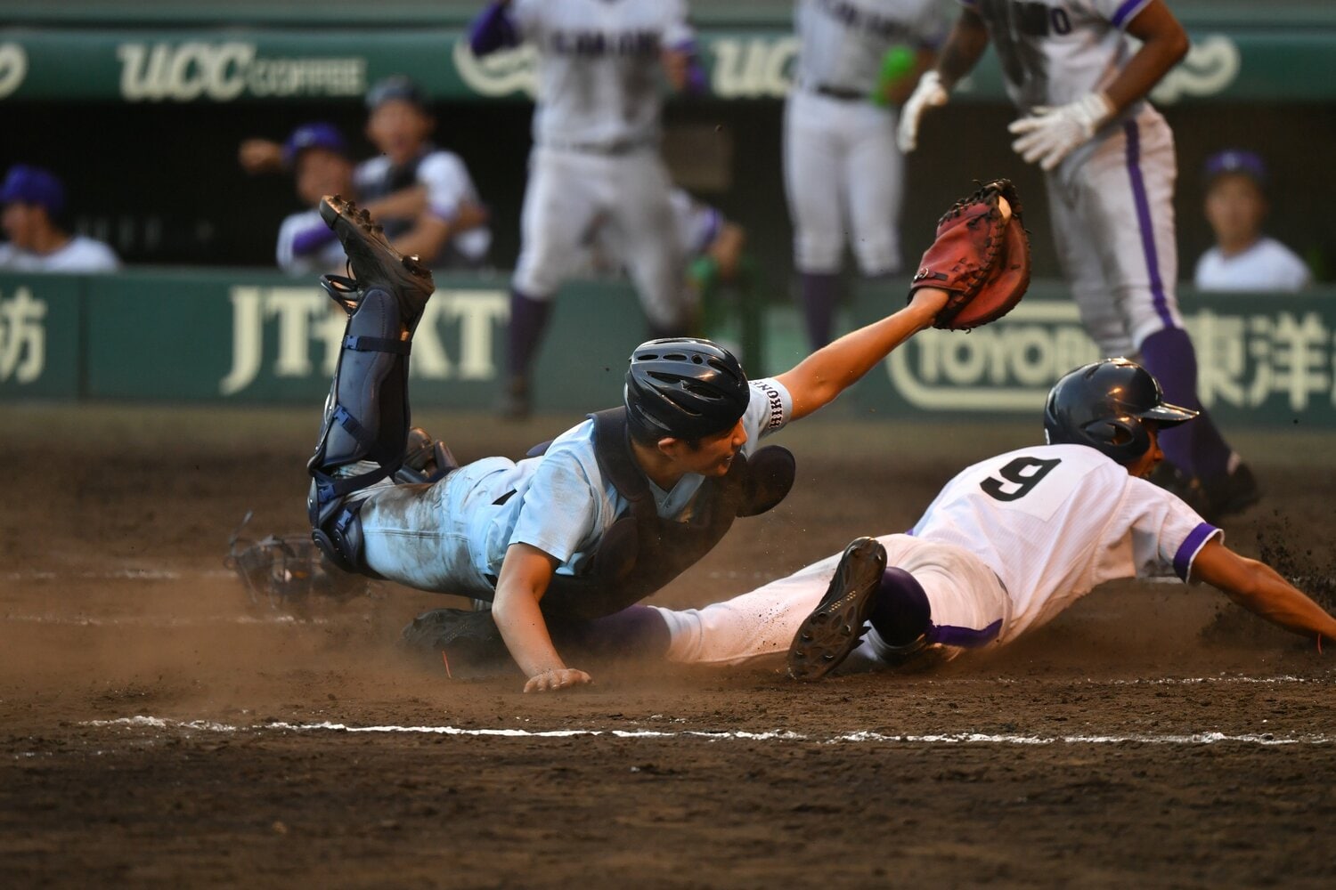 懸命のタッチも届かず　©Hideki Sugiyama