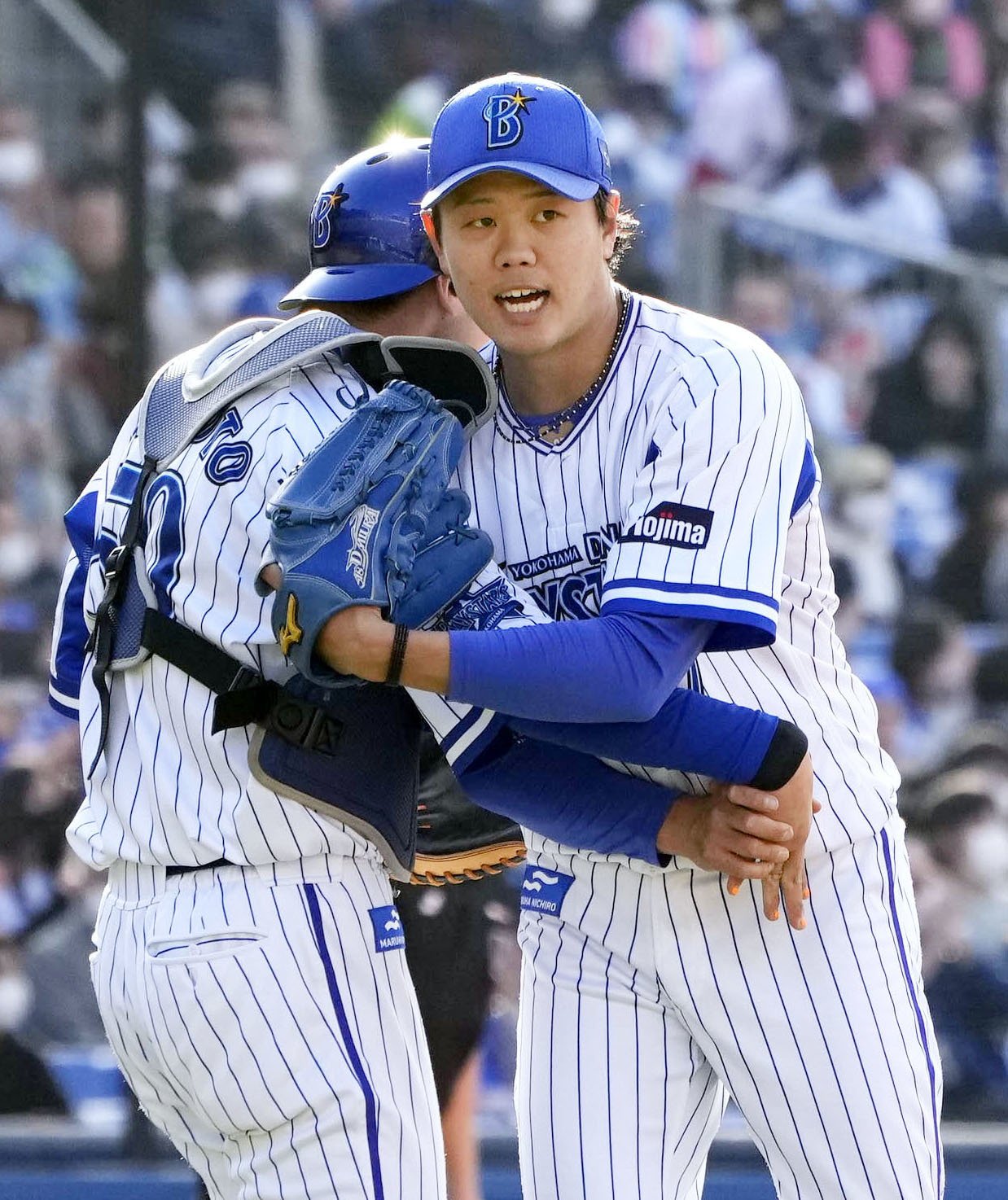 自身初のマダックスを達成し、捕手の山本と抱き合う上茶谷　©️KYODO