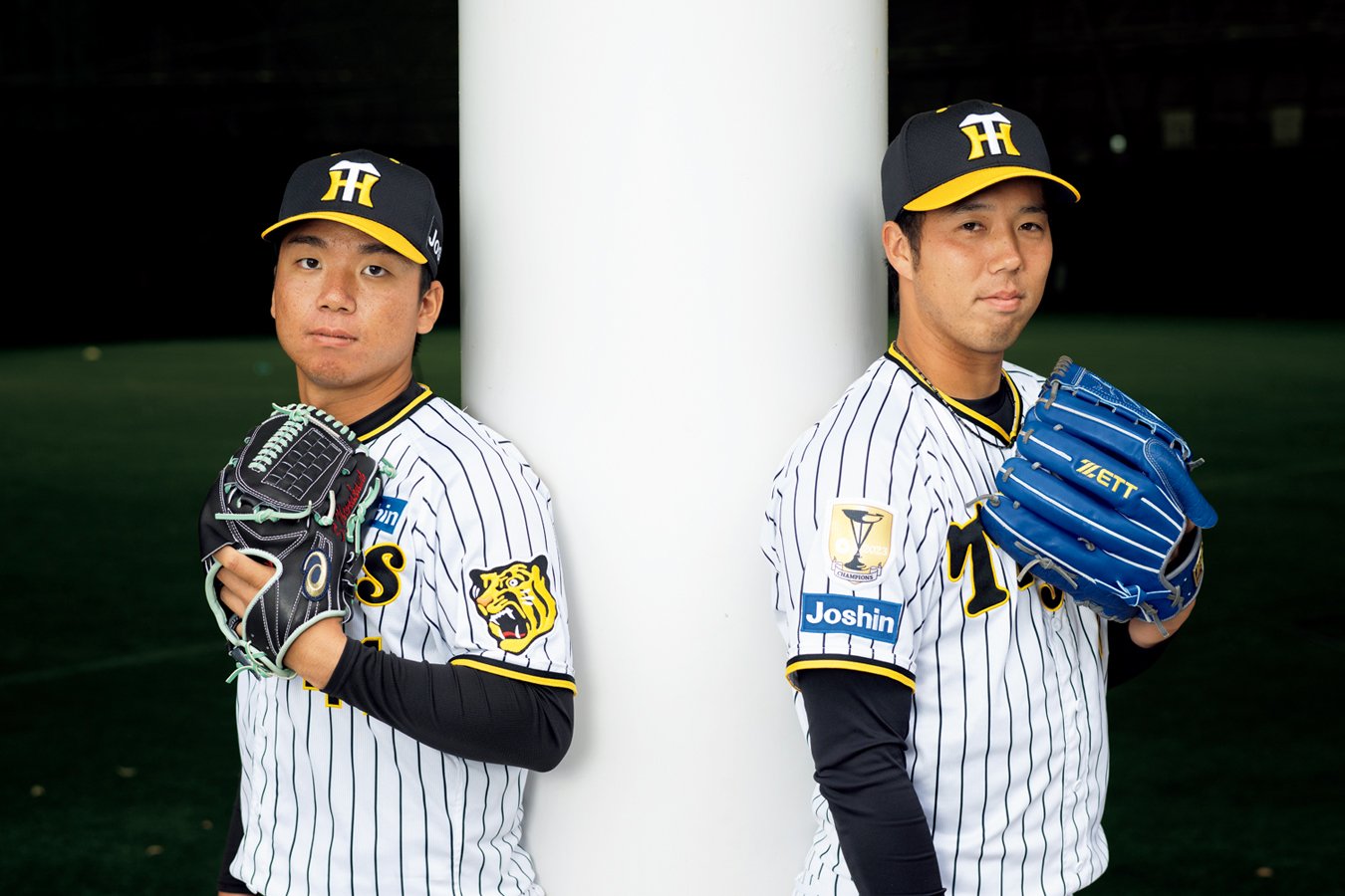 青柳晃洋(写真右）／1993年12月11日、神奈川県生まれ。川崎工科高から帝京大を経てドラフト5位で2016年に阪神入団。新人年から一軍に定着。'21年、'22年と2年連続でリーグ最多勝と最高勝率、'22年は最優秀防御率と合わせて投手三冠に。東京五輪金メダリスト
村上頌樹／1998年6月25日、兵庫県生まれ。智辯学園高から東洋大を経て、2021年ドラフト5位で阪神入団。初の開幕一軍で迎えた昨季はプロ初勝利を含む10勝。防御率1.75はリーグトップで、木田勇、野茂英雄以来となる新人王とMVPの同時受賞　©Nanae Suzuki