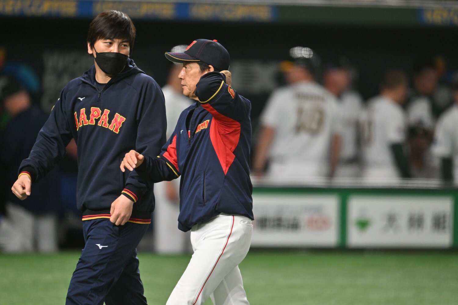 水原一平通訳と会話する栗山監督　©Naoya Sanuki