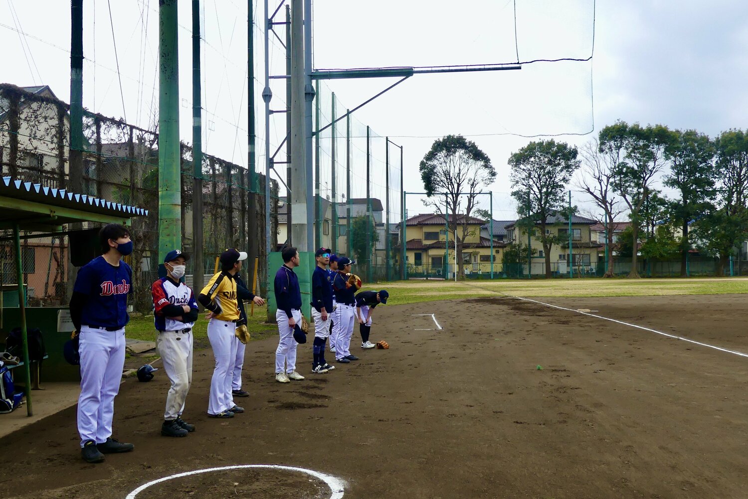 山下さんが参加した、ある日の試合前。色とりどりのユニフォームは、助っ人が多い証。草野球ではそれほど珍しくない光景だ