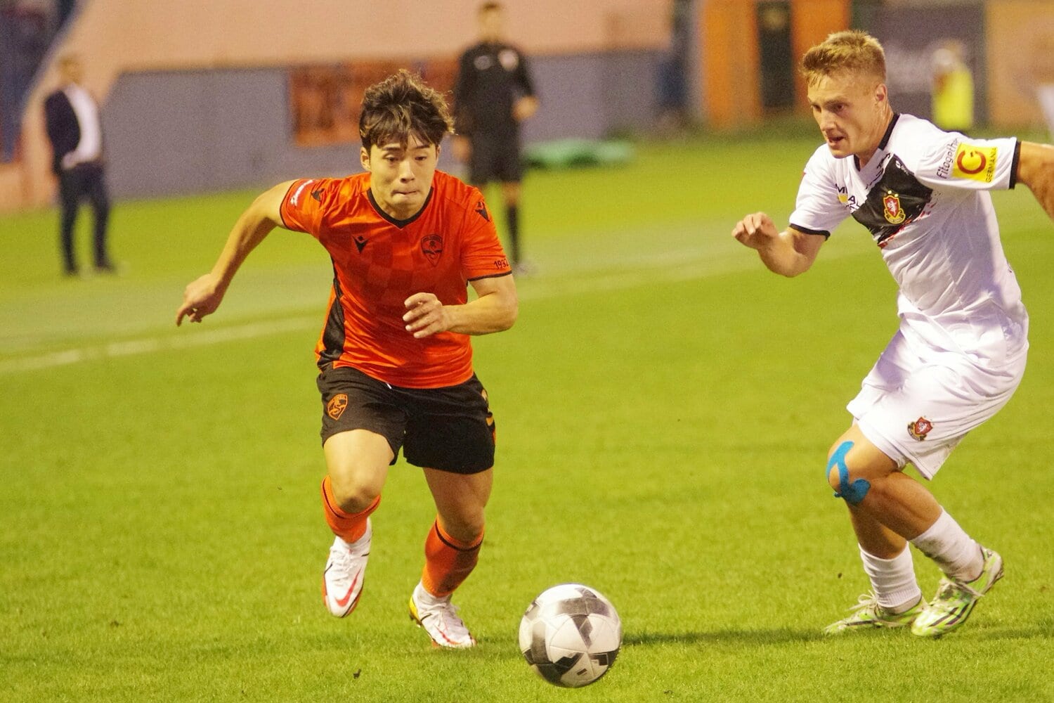 ドリブル突破を試みるシベニクでの新井晴樹　©Yasuyuki Nagatsuka