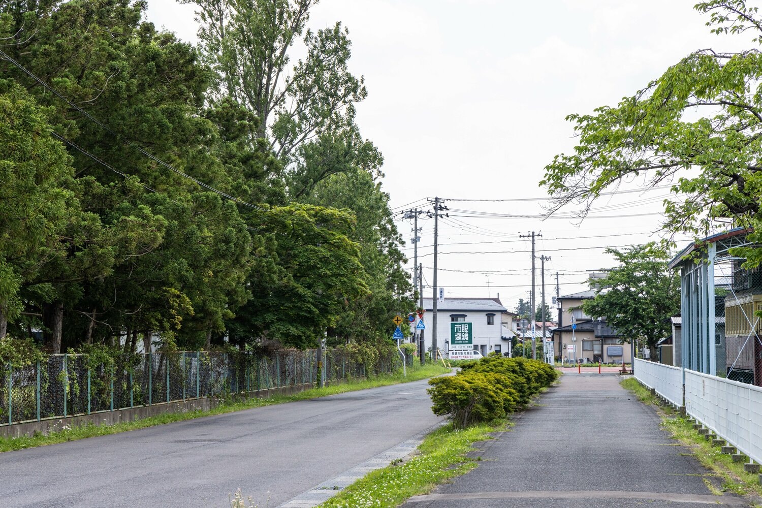 右の道路が廃線跡