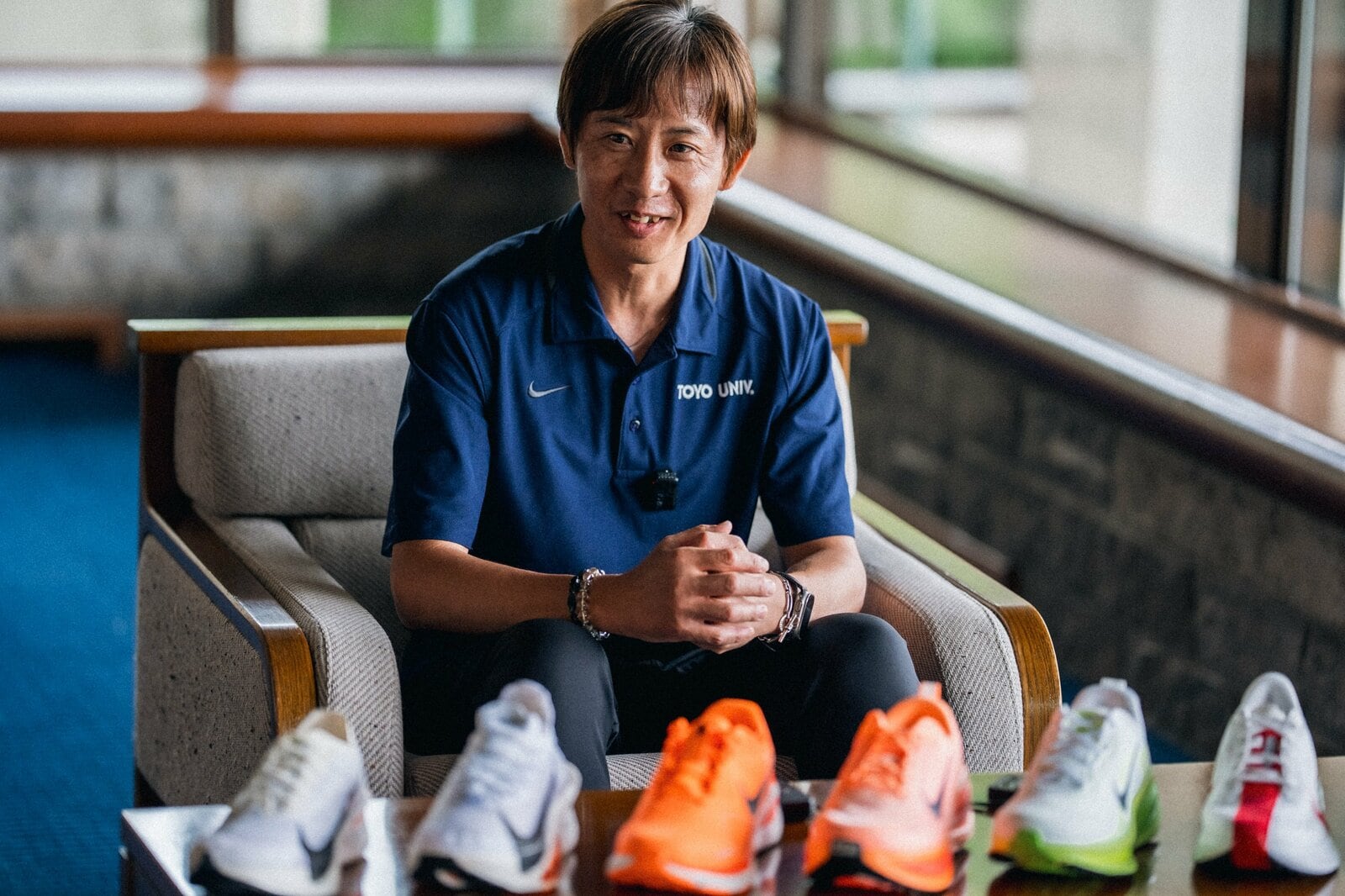 インタビューに応じる酒井監督 photograph by NIKE