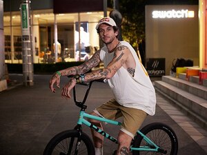 パリとNYを拠点とするBMXフラットランド世界王者で昨年父親にもなったマティアス・ダンドワの信念「時間とは自分で作るものさ!」