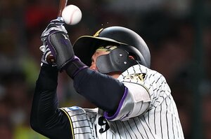 なぜ阪神・森下翔太の死球は激増したのか？ 実は「佐藤輝明はわずか2死球」データが示す“2人の差”とは…元スコアラーが分析した「納得の理由」