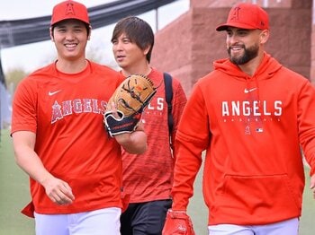 大谷翔平の“お隣さん”からも愛されすぎな日常…ロッカーでも“からかい上手”な素顔とは？ 仲良し同僚の証言「ユーモアの感覚が同じなのかな」＜Number Web＞ photograph by JIJI PRESS