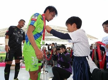 浦和で育ち、湘南で大人になった岡本拓也の初戴冠と期限付きの終焉。＜Number Web＞ photograph by J.LEAGUE