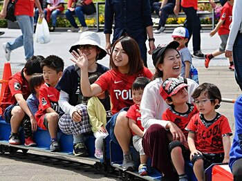 浦和レッズは“硬派”をやめたのか。「観客1万人減」からの新たな挑戦。＜Number Web＞ photograph by URAWA REDS