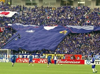 「サッカー代表に熱心なサポーターがいなかった…」日本代表のゴール裏でよく見る超巨大ユニフォーム（100kg）はこうして誕生した＜Number Web＞ photograph by AFLO